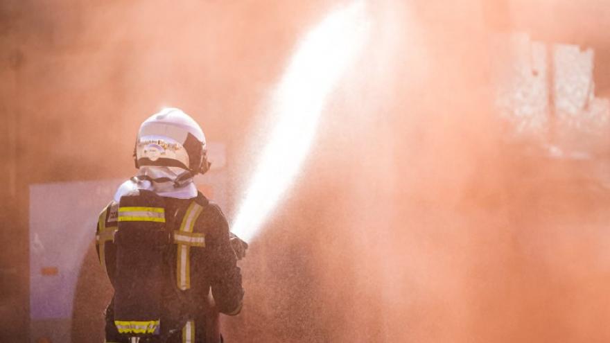 Bombero un con manguera echando agua