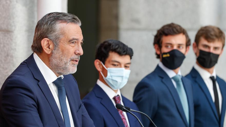 Primer plano del consejero interviniendo en el acto