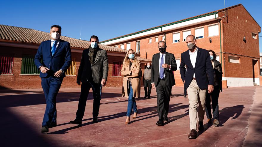 El consejero caminando por el patio del colegio