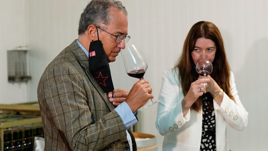 El consejero oliendo una copa de vino