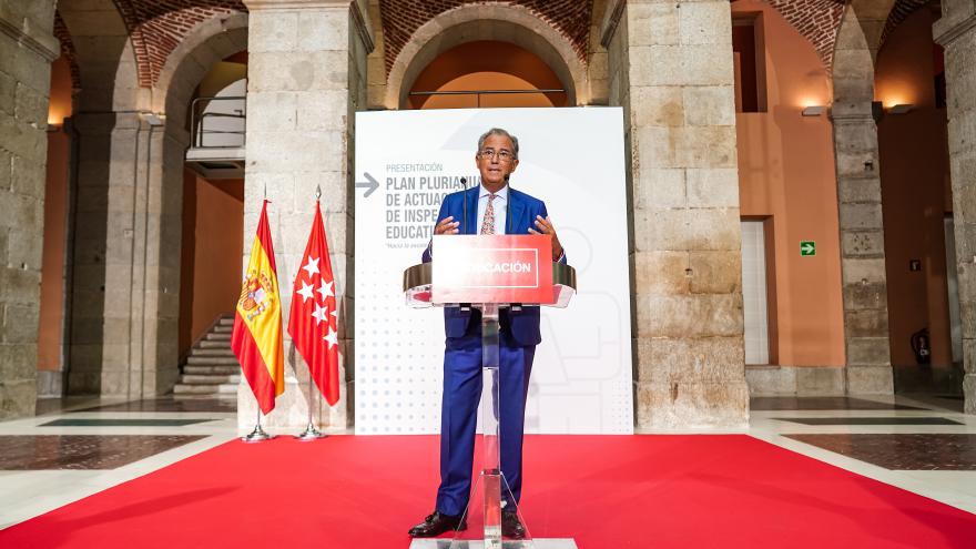Plano de cuerpo entero del consejero interviniendo en el atril
