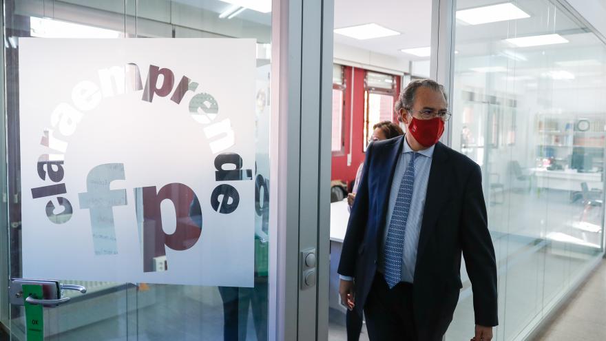 Enrique Ossorio durante su visita al IES Clara del Rey