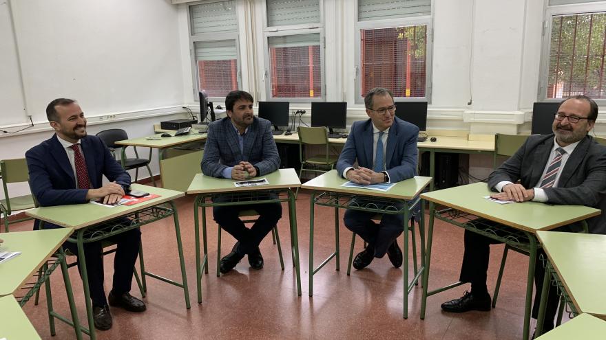 Enrique Ossorio visita el instituto Rosa Chacel Enrique Ossorio durante su visita al instituto Rosa Chacel