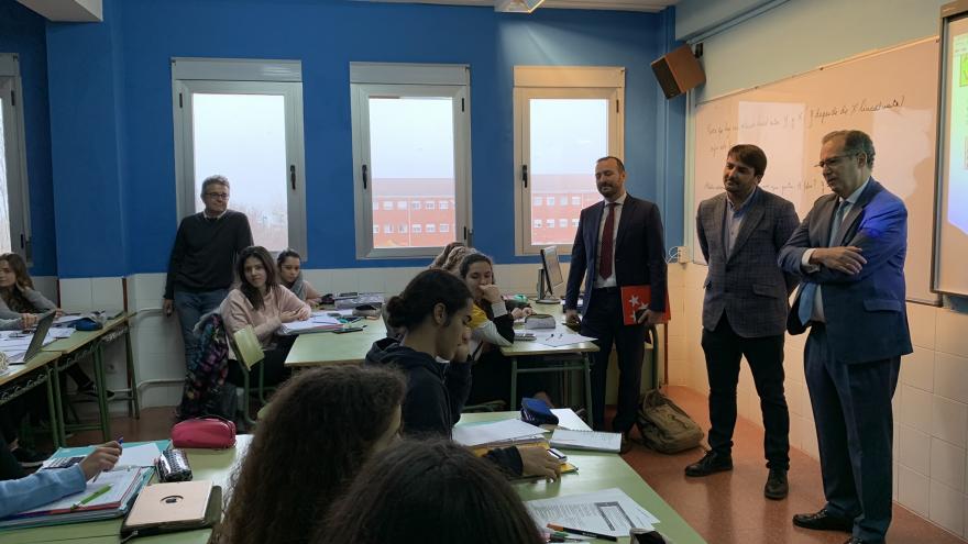 Enrique Ossorio visita el instituto Rosa Chacel Enrique Ossorio durante su visita al instituto Rosa Chacel