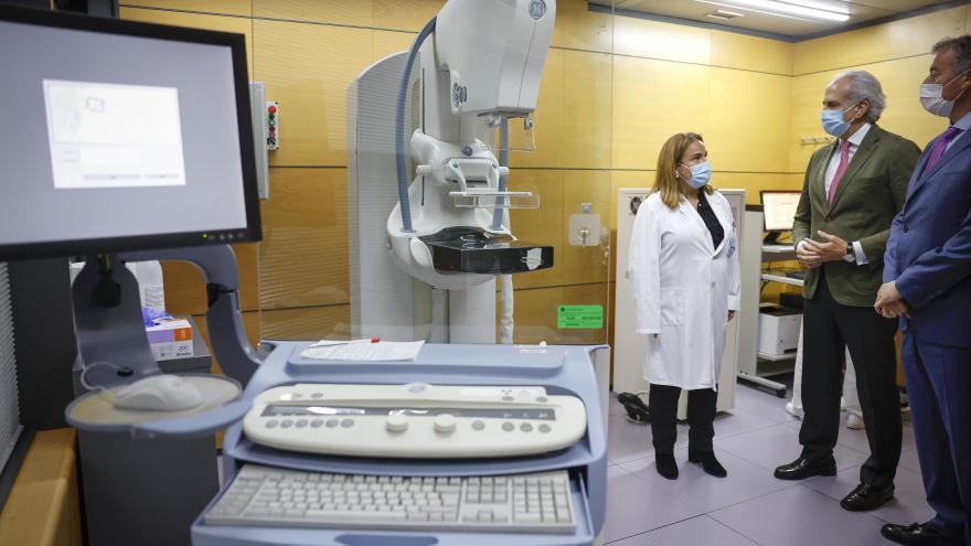 El consejero Enrique Ruiz Escudero comprueba el funcionamiento del DEPRECAM en el Hospital Santa Cristina El consejero en las instalaciones del hospital