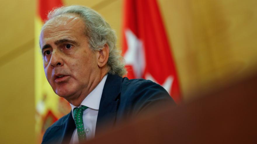 Enrique Ruíz Escudero presenta los resultados preliminares del estudio de investigación SeroVac en centros sociosanitarios Primer plano del consejero en la rueda de prensa