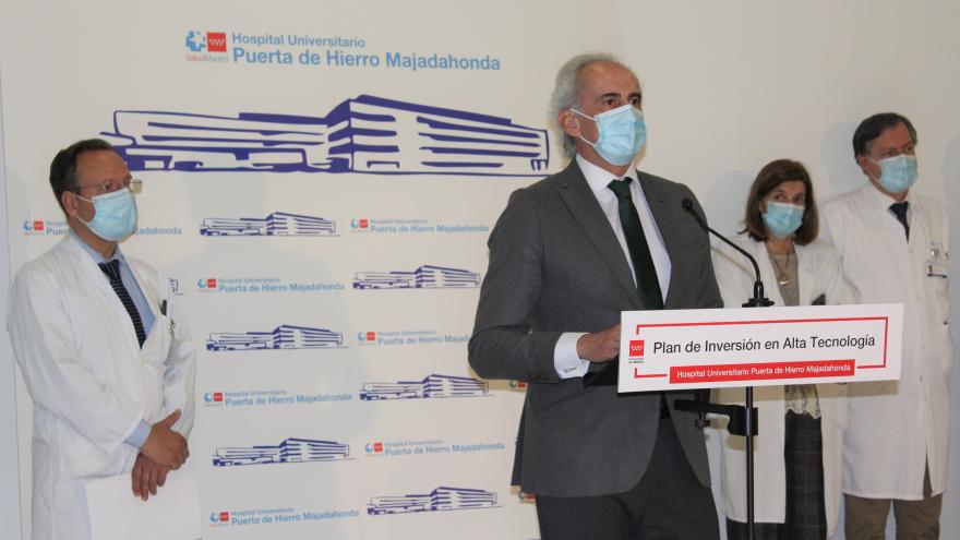 El consejero recorriendo las instalaciones