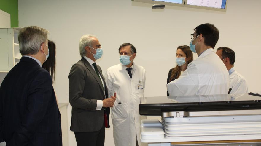 El consejero recorriendo las instalaciones