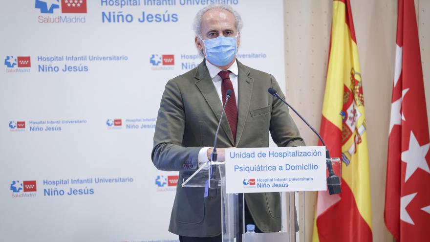 El consejero interviniendo en el atril