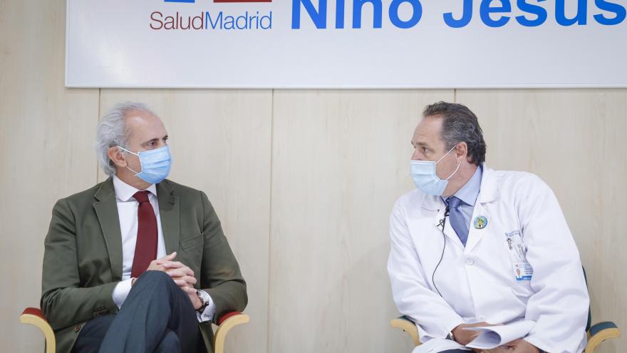 El consejero sentado hablando con uno de los responsables del servicio 