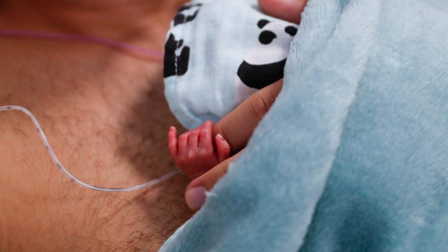 Un bebé prematuro en el pecho de su padre