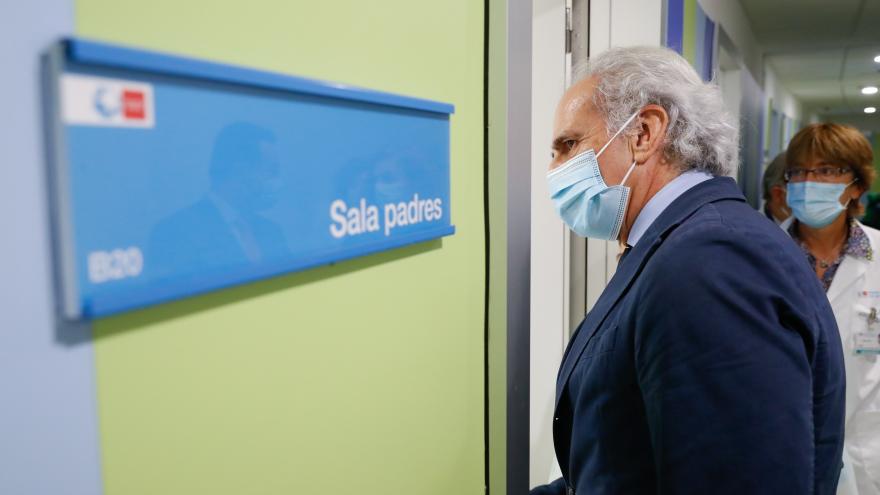 El consejero paseando por las instalaciones