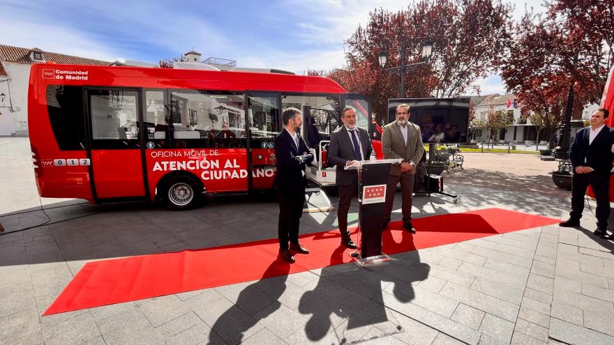 El consejero interviniendo en el atril 