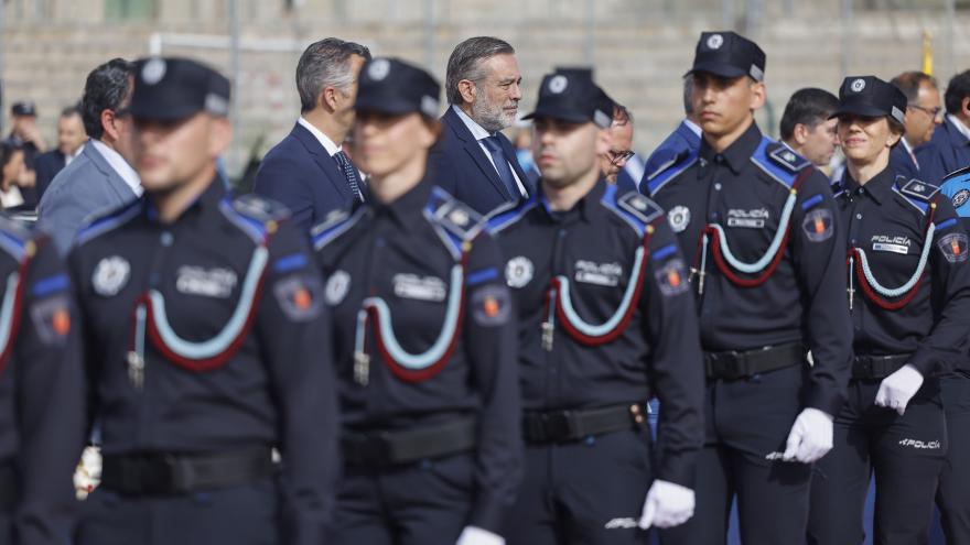 El consejero entregando los diplomas