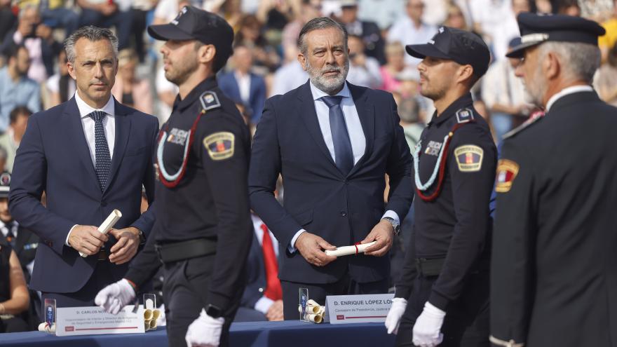 El consejero entregando los diplomas