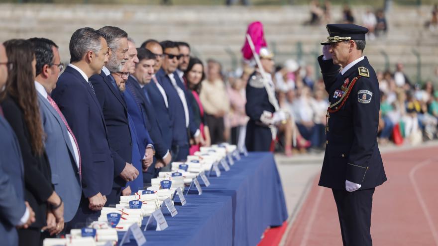 El consejero entregando los diplomas