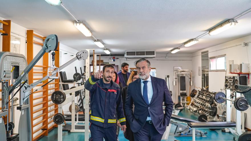 El consejero recorriendo las instalaciones del parque de bomberos