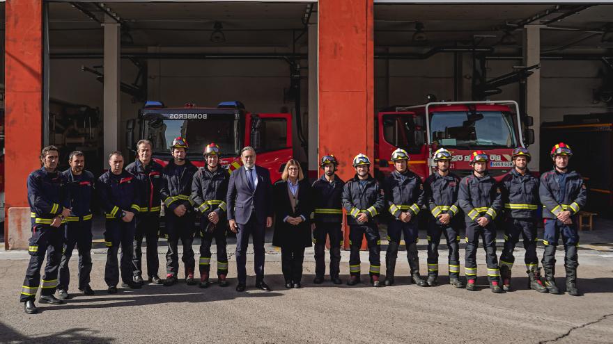 El consejero posando con los bomberos 