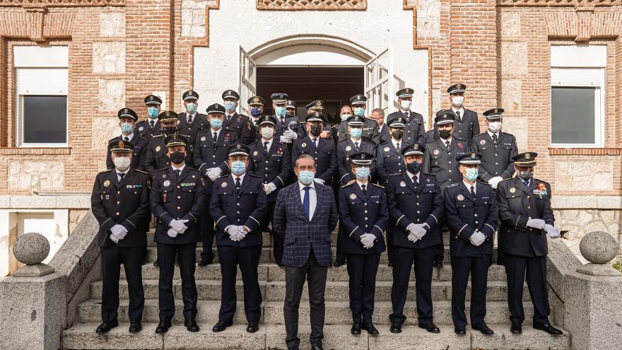 El consejero posando con Policías Locales 