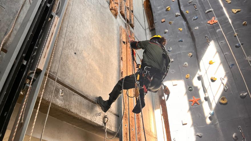 Uno de los especialistas realizando una escalada