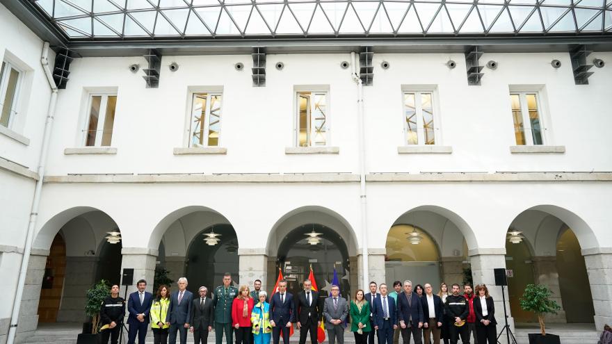 El consejero junto a algunos efectivos y representantes