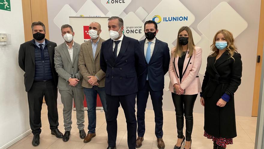 El consejero posa con el personal del servicio del 012