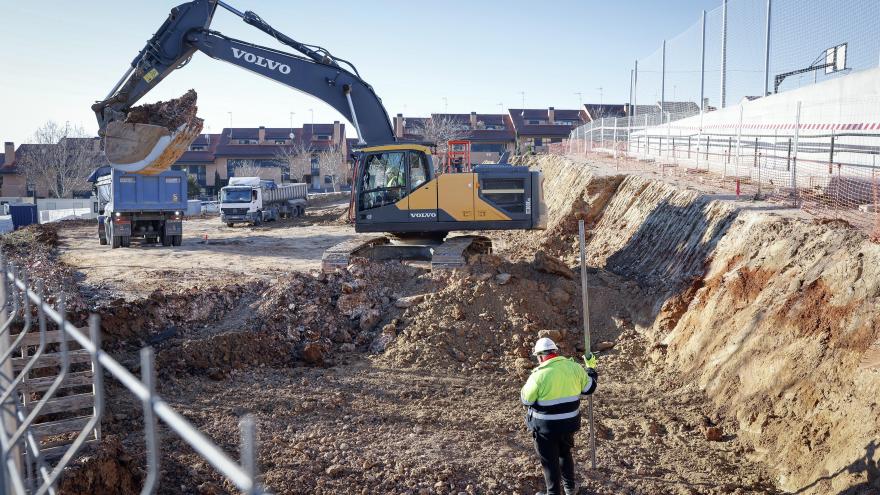 Obra del centro con el personal trabajando en la misma