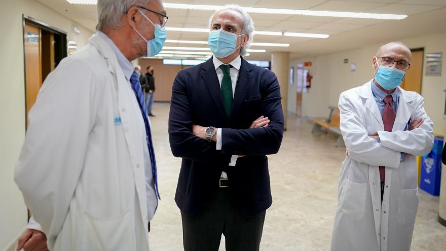 El consejero hablando con el personal médico