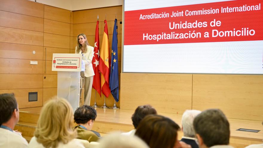 La viceconsejera Laura Gutiérrez durante la entrega de la acreditación Joint Comission International al Hospital Gregorio Marañón 