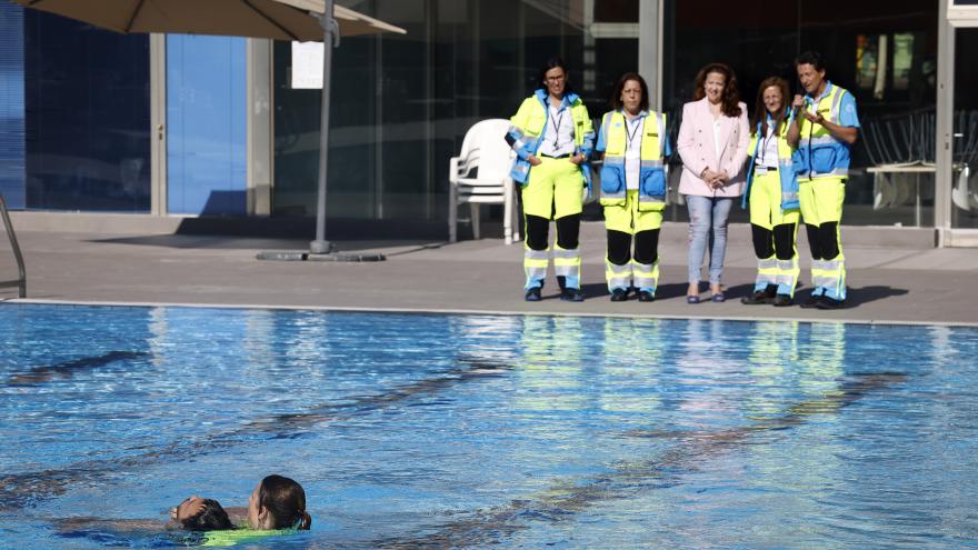 La consejera recorriendo el entorno de las piscinas