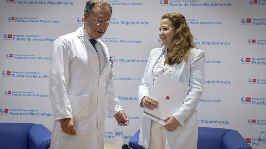 La consejera saludando a los médicos del hospital