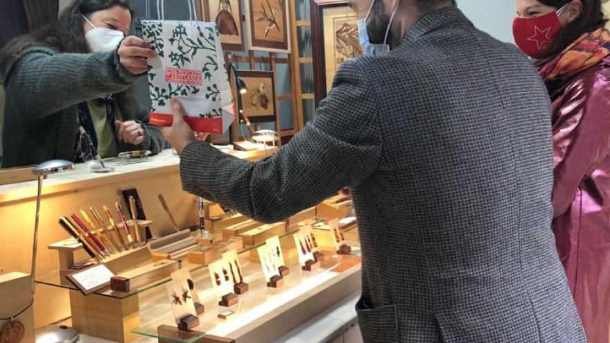GIMÉNEZ VISITA LA XXXIII FERIA MERCADO DE ARTESANÍA