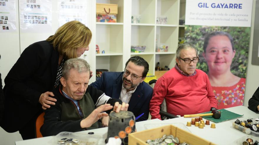 El consejero Javier Fernández-Lasquetty durante su visita la Fundación Gil Gayarre