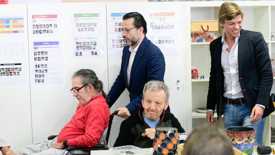 El consejero Javier Fernández-Lasquetty durante su visita la Fundación Gil Gayarre