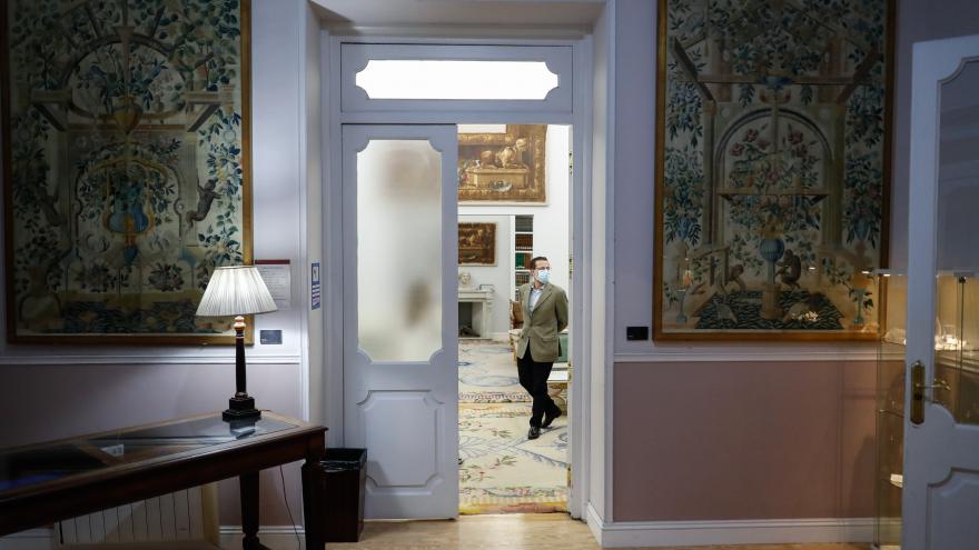 El consejero paseando por una de las salas de la Real Fábrica de Tapices