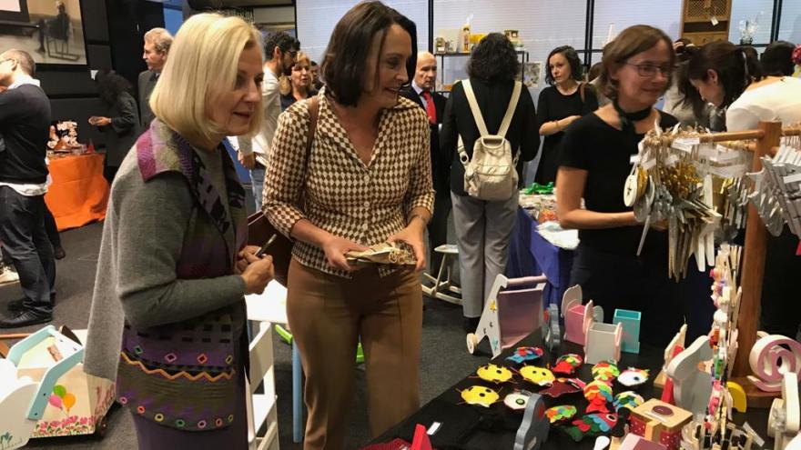 Ibarrola durante la visita al mercadillo solidario Ibarrola durante la visita al mercadillo solidario