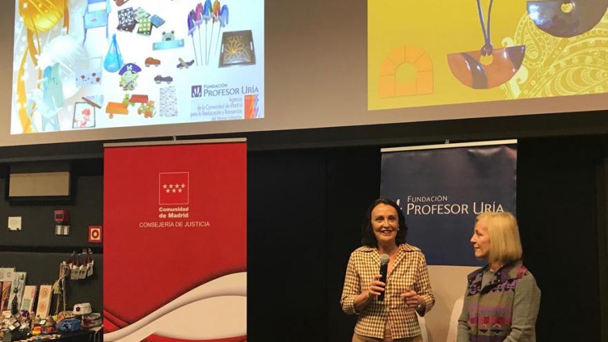 Ibarrola durante la visita al mercadillo solidario Ibarrola durante la visita al mercadillo solidario