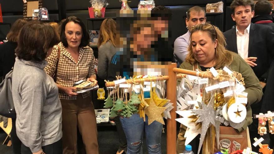 Ibarrola durante la visita al mercadillo solidario Ibarrola durante la visita al mercadillo solidario