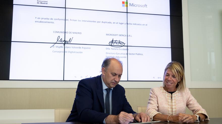 El consejero Miguel López-Valverde durante la firma de un acuerdo de colaboración con Microsoft