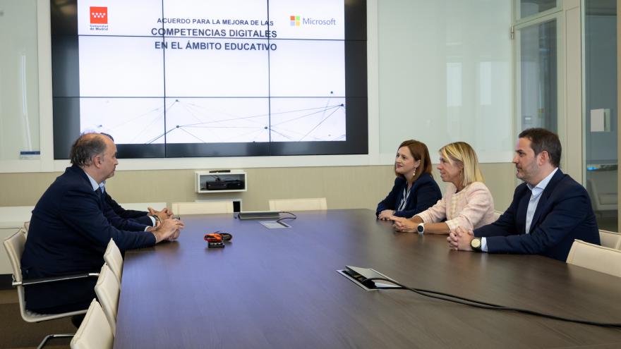 El consejero Miguel López-Valverde durante la firma de un acuerdo de colaboración con Microsoft