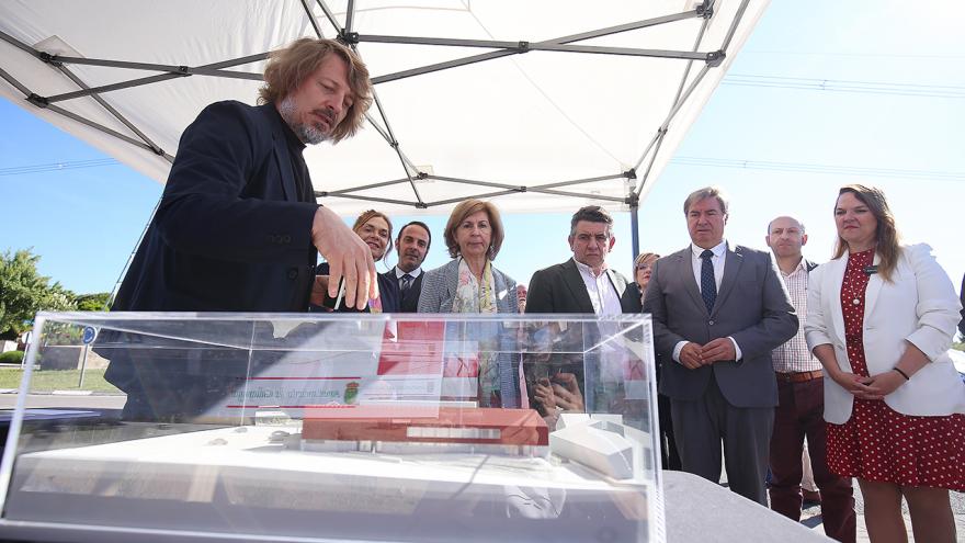 El viceconsejero José Antonio Sánchez durante su visita en Galapagar a las obras de construcción del nuevo Centro de Servicios Sociales