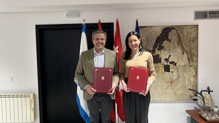 El consejero Jorge Rodrigo durante su visita en Majadahonda de las obras de construcción de viviendas para familias vulnerables 