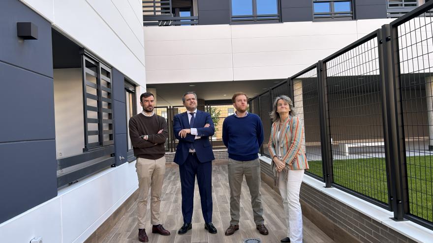 El consejero Jorge Rodrigo durante su visita a una promoción de pisos de alquiler asequible en el Ensanche de Vallecas