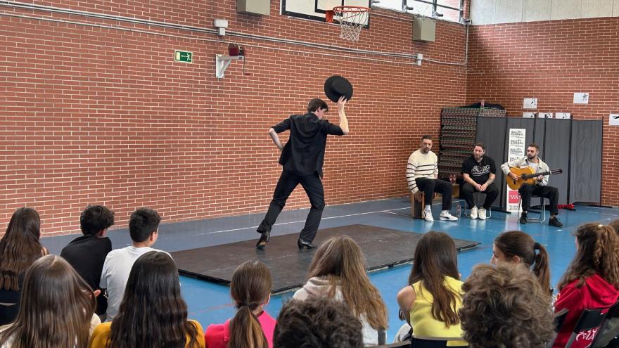 El consejero Emilio Viciana durante su visita al Instituto Gregorio Peces Barba de Colmenarejo