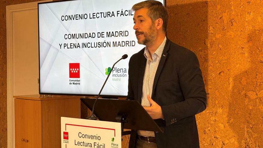 García Martín firma un convenio de colaboración con Plena Inclusión Madrid El consejero Miguel Ángel García Martín durante la firma del convenio