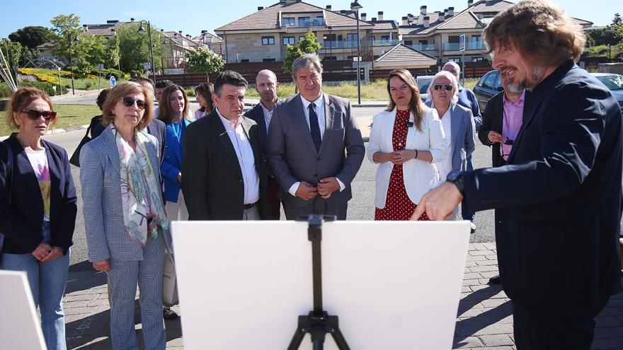 El viceconsejero José Antonio Sánchez durante su visita en Galapagar a las obras de construcción del nuevo Centro de Servicios Sociales