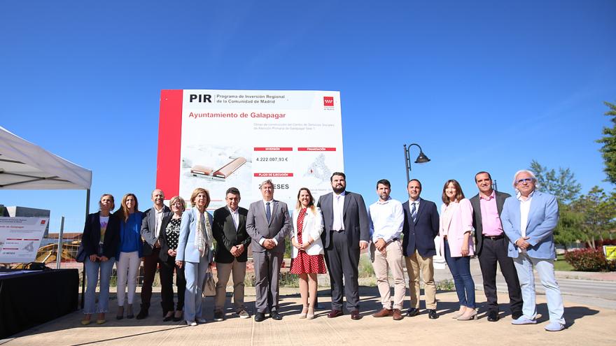 El viceconsejero José Antonio Sánchez durante su visita en Galapagar a las obras de construcción del nuevo Centro de Servicios Sociales