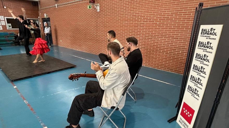 El consejero Emilio Viciana durante su visita al Instituto Gregorio Peces Barba de Colmenarejo