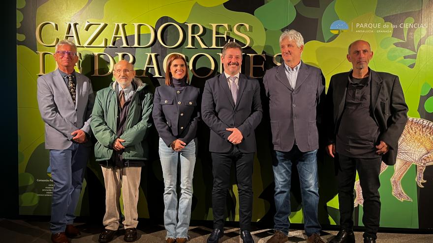 El consejero Mariano de Paco Serrano en la exposición Cazadores de dragones