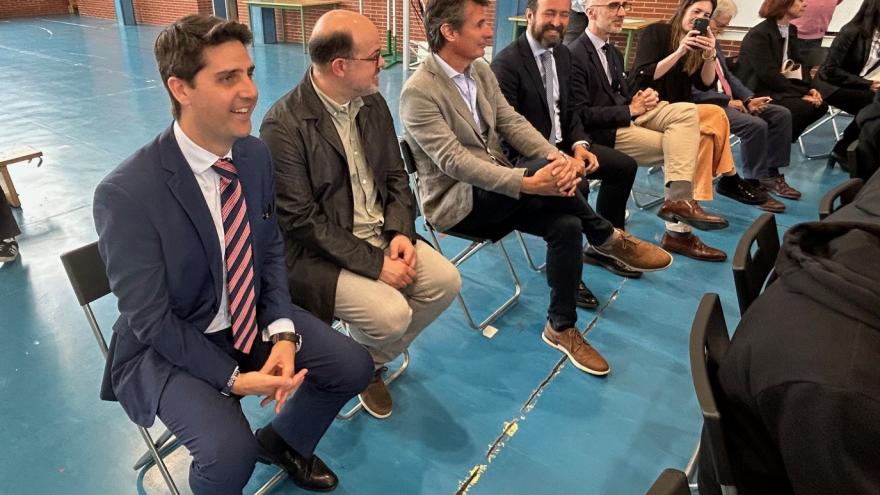El consejero Emilio Viciana durante su visita al Instituto Gregorio Peces Barba de Colmenarejo
